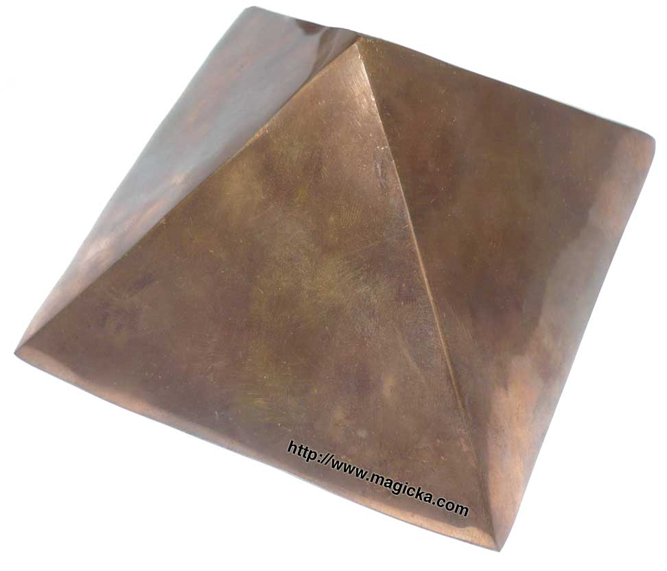 Pyramide à souhaits en cuivre radionique